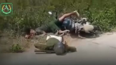 AA တပ်ဖွဲ့ဝင် ၂ ဦး လဲကျနေသည်ကို တွေ့ရစဉ်။ (ဓာတ်ပုံ- ပစ်ခတ်မှုဖြစ်သော ရုပ်သံဖိုင်မှ Screenshot)